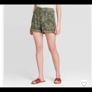 NWT Camo print mid-rise utility shorts, size small